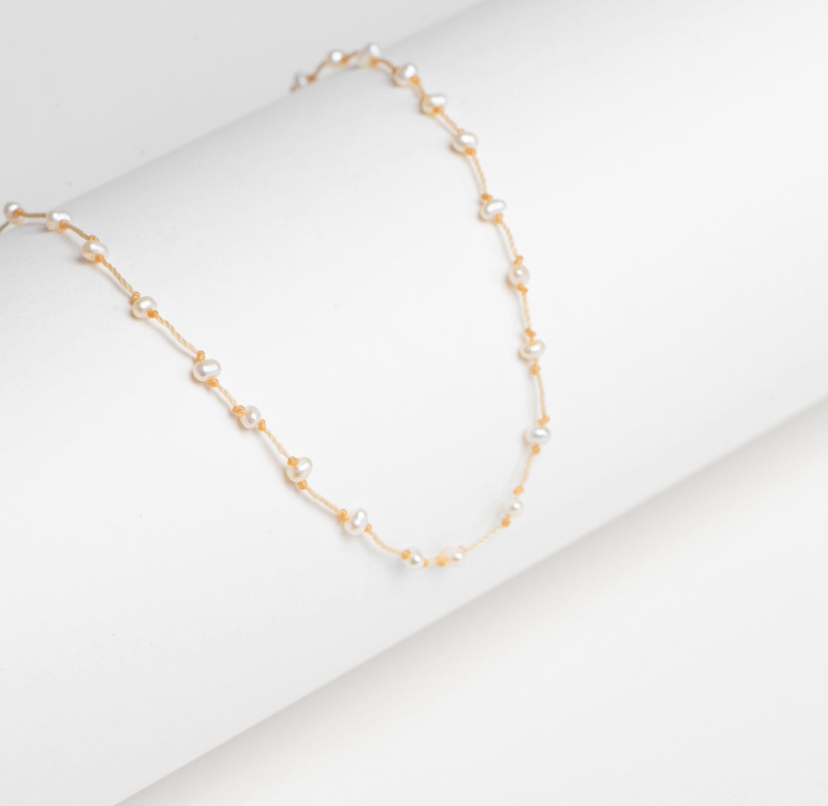 Collier perles mini blanches fil couleur crème
