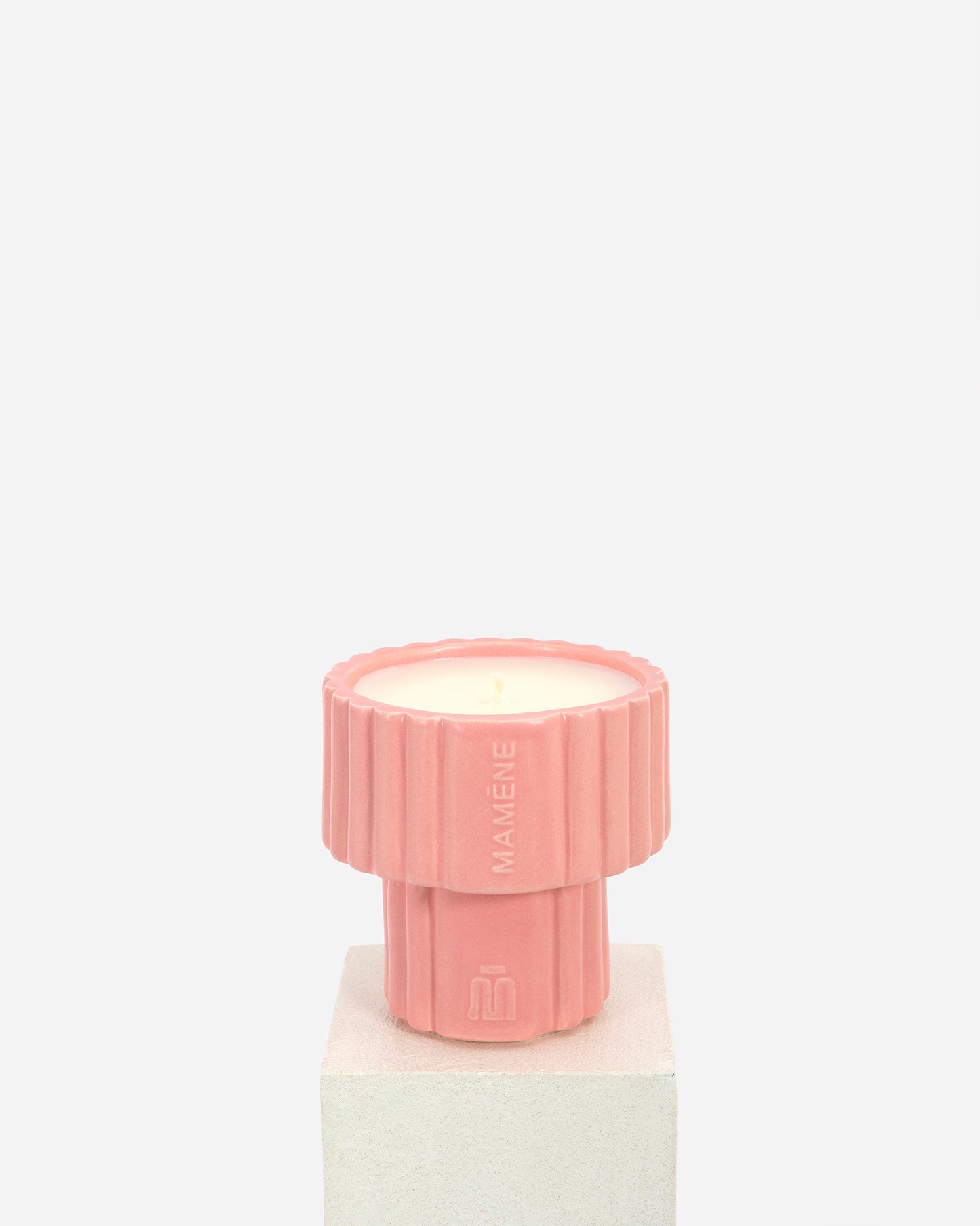 Bougie "Podium Small", rose pivoine - FRIDA : Menthe poivrée, Baies de genièvre, Concombre - MAMÈNE
