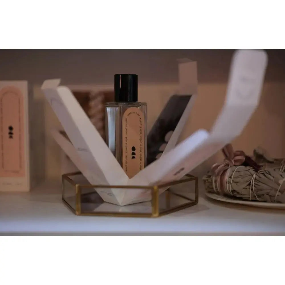 Vue de dos du parfum Avant la Lune - Olfactivement Votre | Maison Diaphane