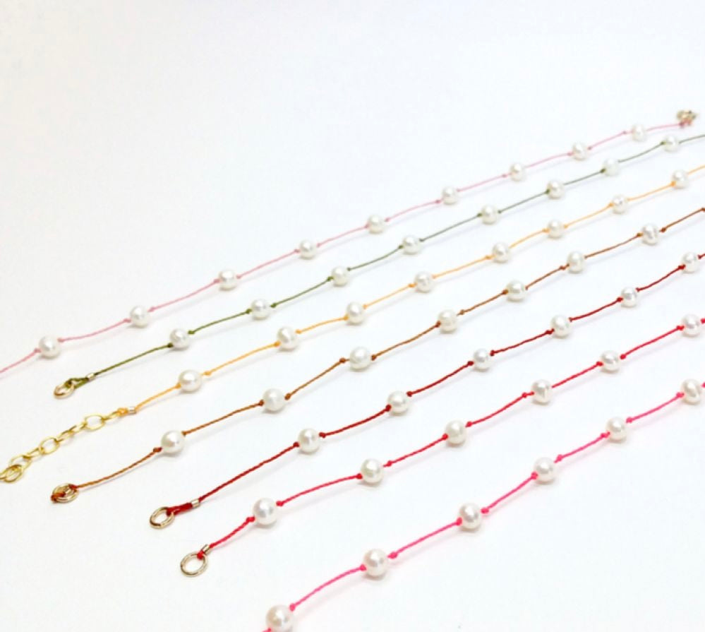 Collier perles grises fil couleur parme