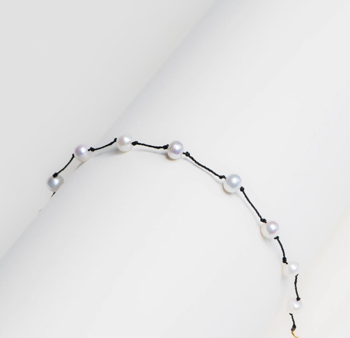 bijou-bracelet-perles-blanches-noir-parisrennes-maison-diaphane