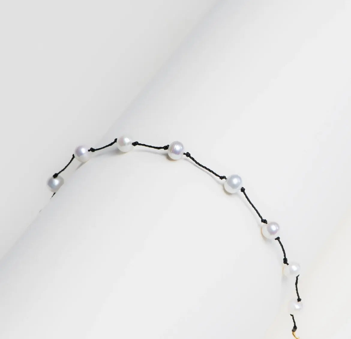 Bracelet perles blanches fil noir - Paris-Rennes | Maison Diaphane