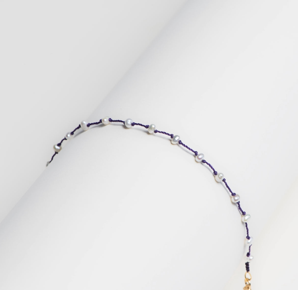 bijou-bracelet-perles-blanches-violet-parisrennes-maison-diaphane