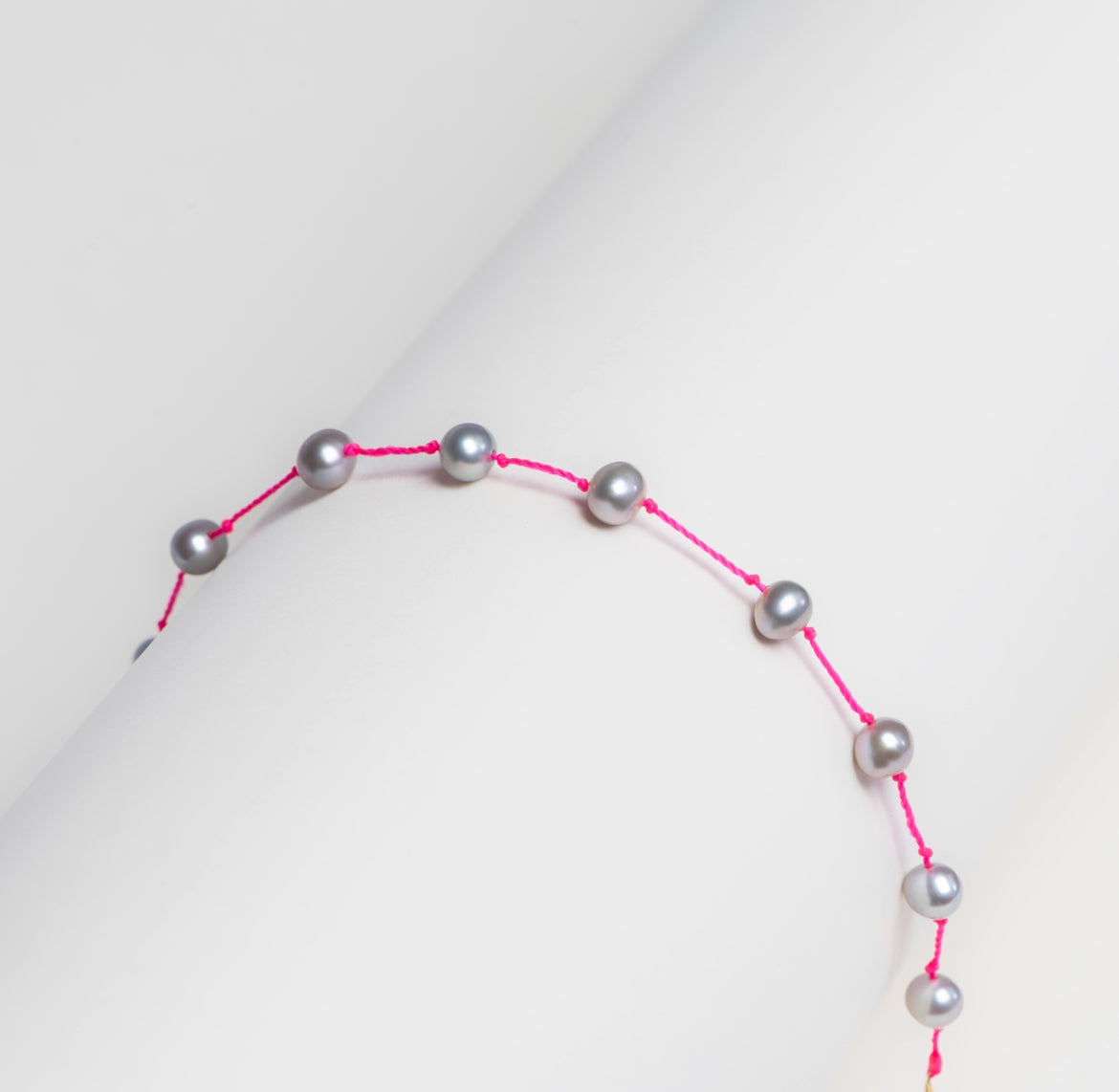 bijou-bracelet-perles-grises-rose-fluo-parisrennes-maison-diaphane