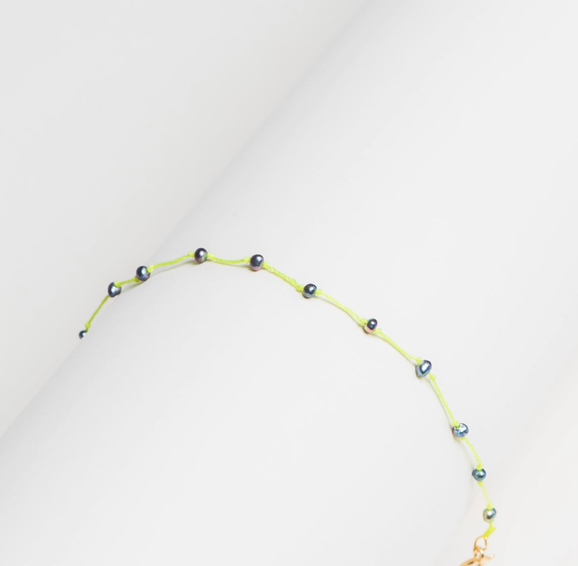 bijou-bracelet-perles-noires-jaune-parisrennes-maison-diaphane