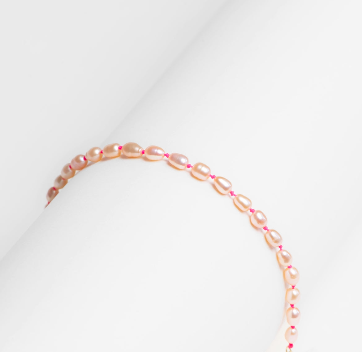 bijou-bracelet-perles-rose-fluo-parisrennes-maison-diaphane