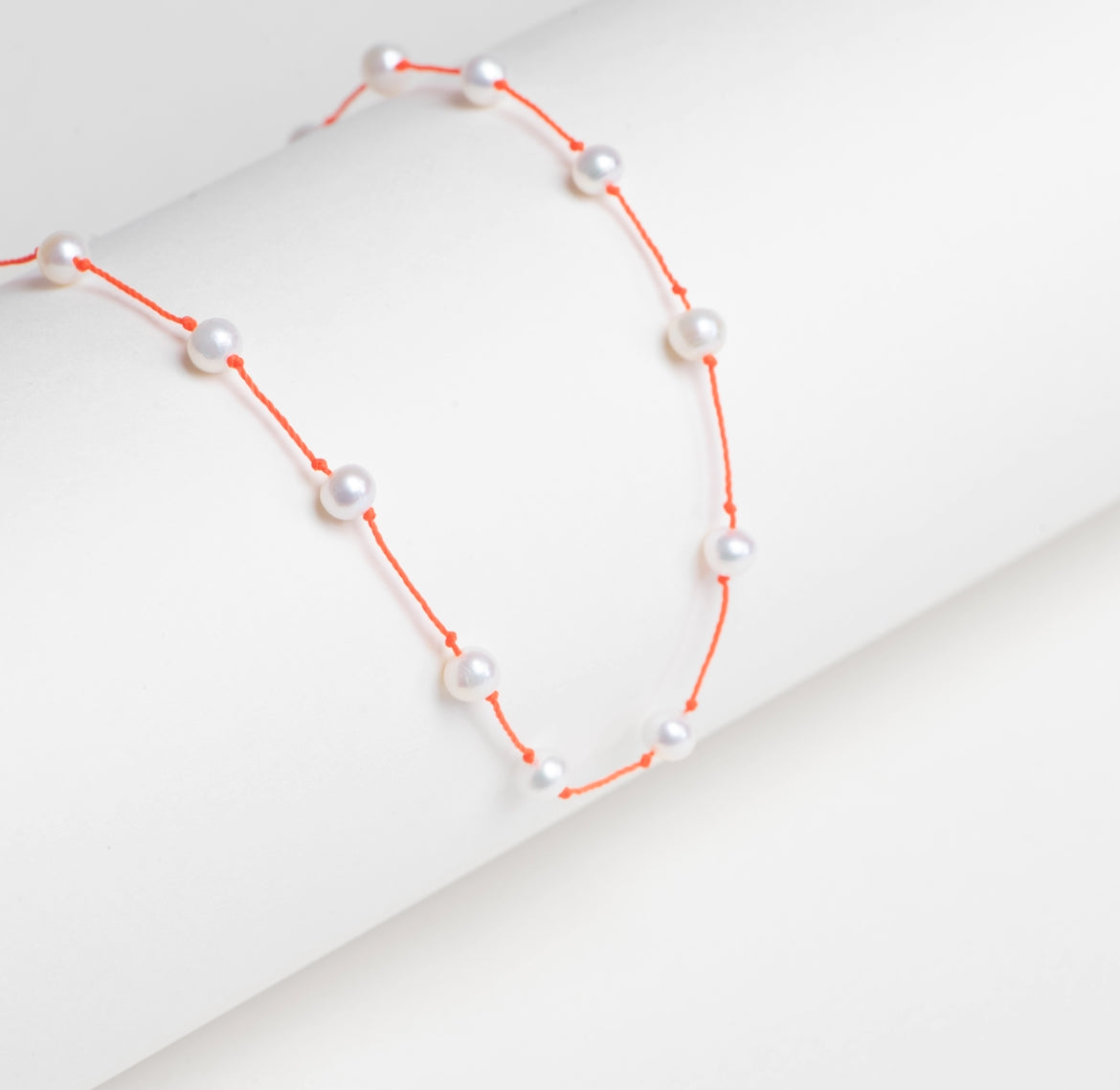 bijou-collier-perles-blanches-rouge-parisrennes-maison-diaphane