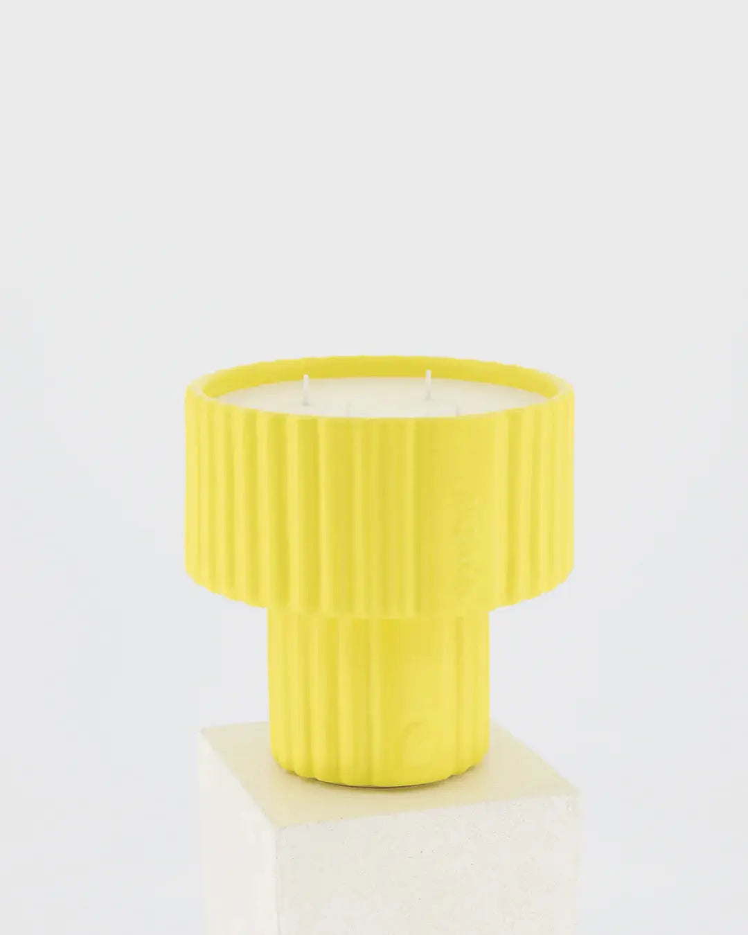 Bougie Podium Large SIMONE allumée - Mamène | Maison Diaphane