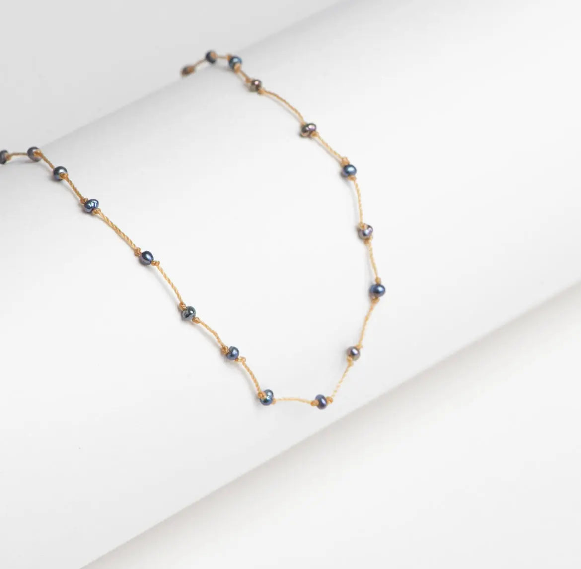 Collier mini perles noires irisées fil beige - Paris-Rennes | Maison Diaphane