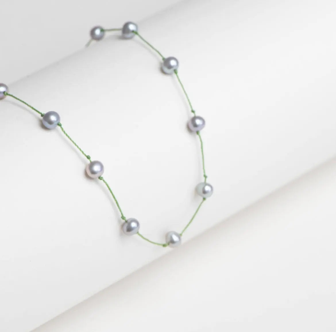 Collier perles grises fil vert olive - Paris-Rennes | Maison Diaphane