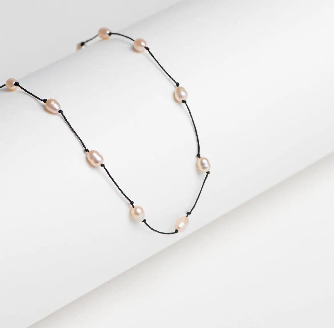 Collier perles olives rosées fil noir - Paris-Rennes | Maison Diaphane