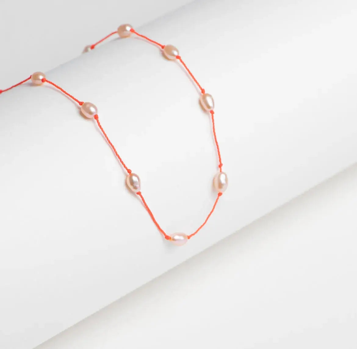 Collier perles olives rosées fil rouge fluo - Paris-Rennes | Maison Diaphane