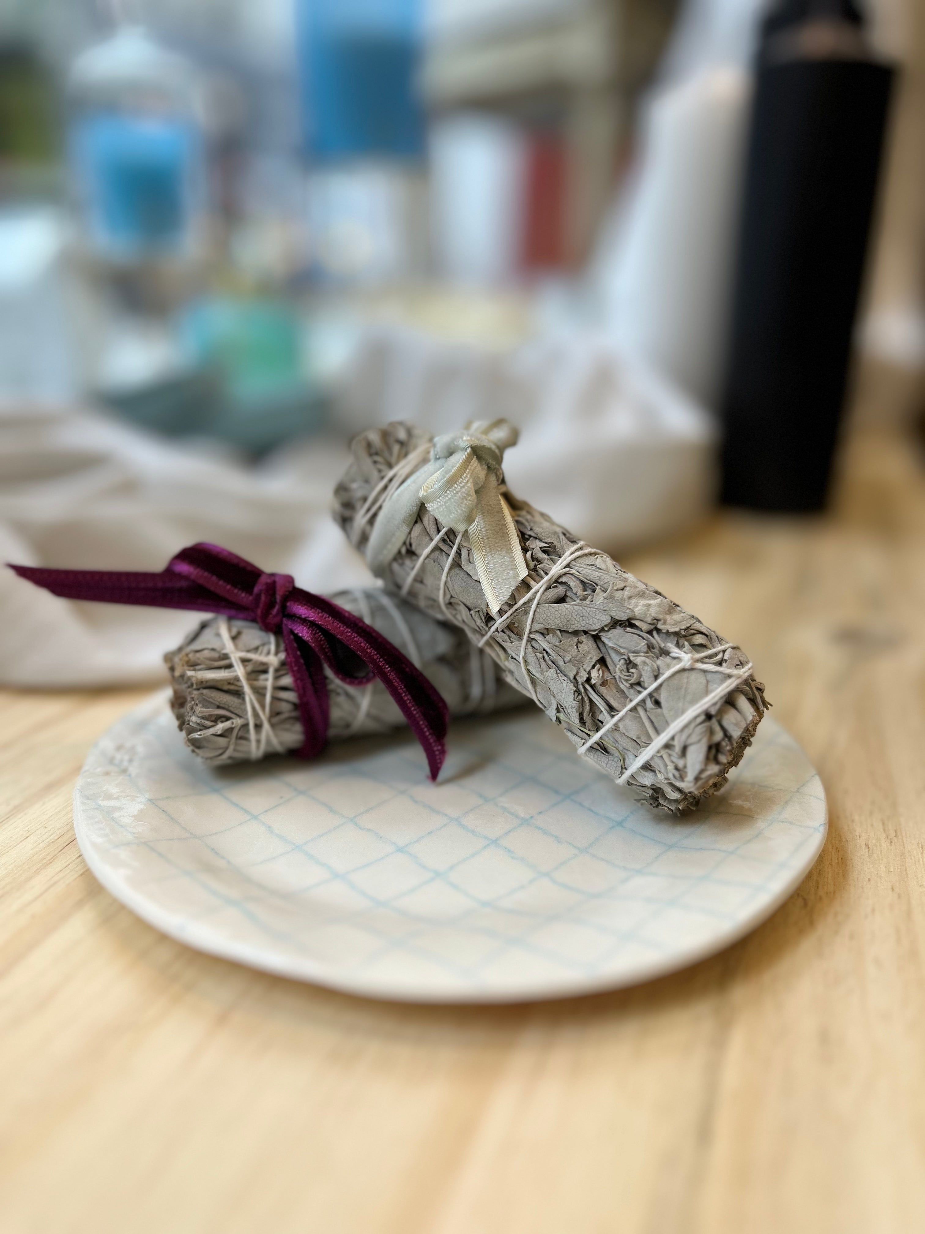 Photo d’un fagot de sauge blanche naturelle à brûler, disponible chez Maison Diaphane