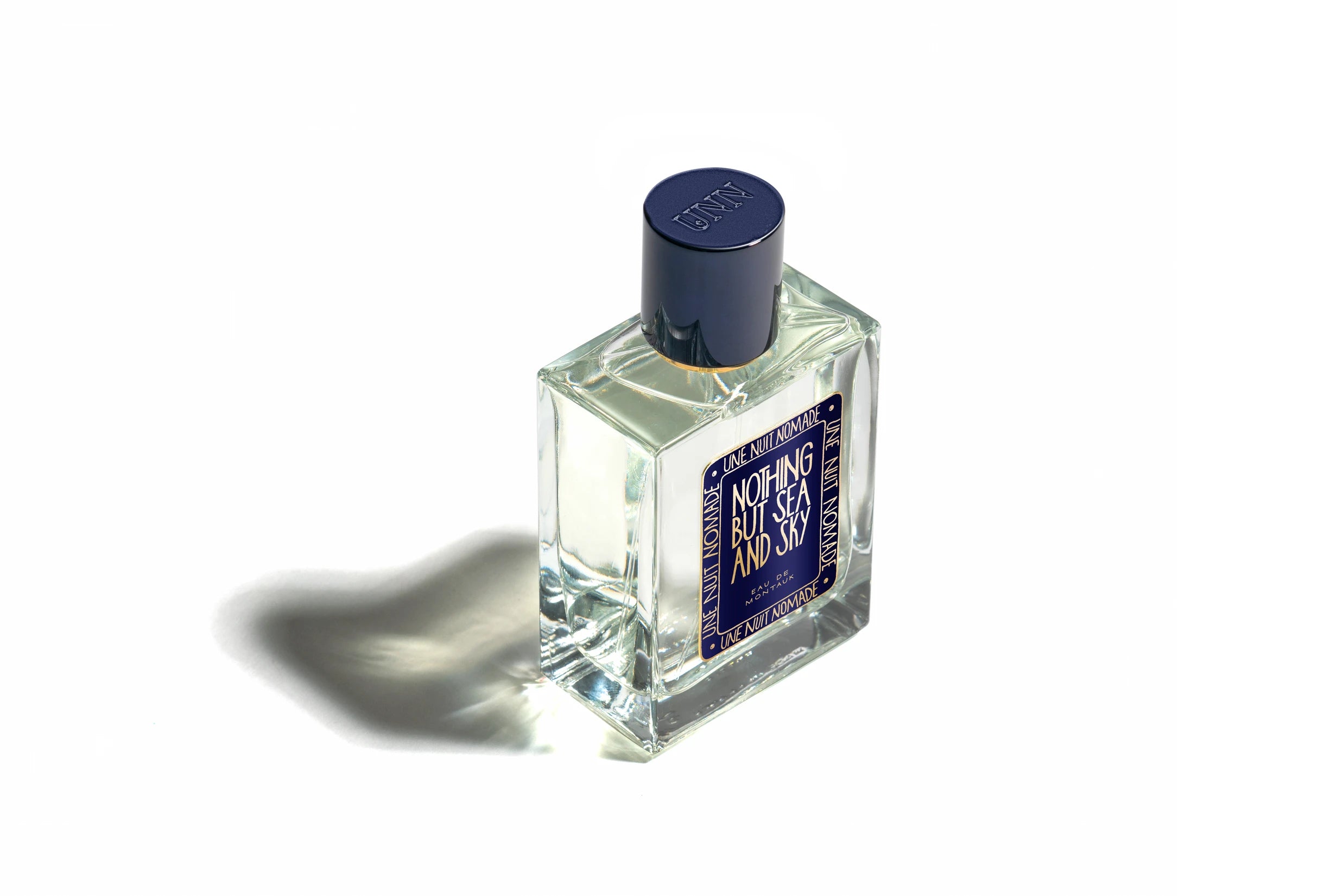 Nothing but Sea and Sky de Une Nuit Nomade, parfum hespéridé boisé musqué aux notes de bergamote, santal et muscs blancs, disponible chez Maison Diaphane à Angers