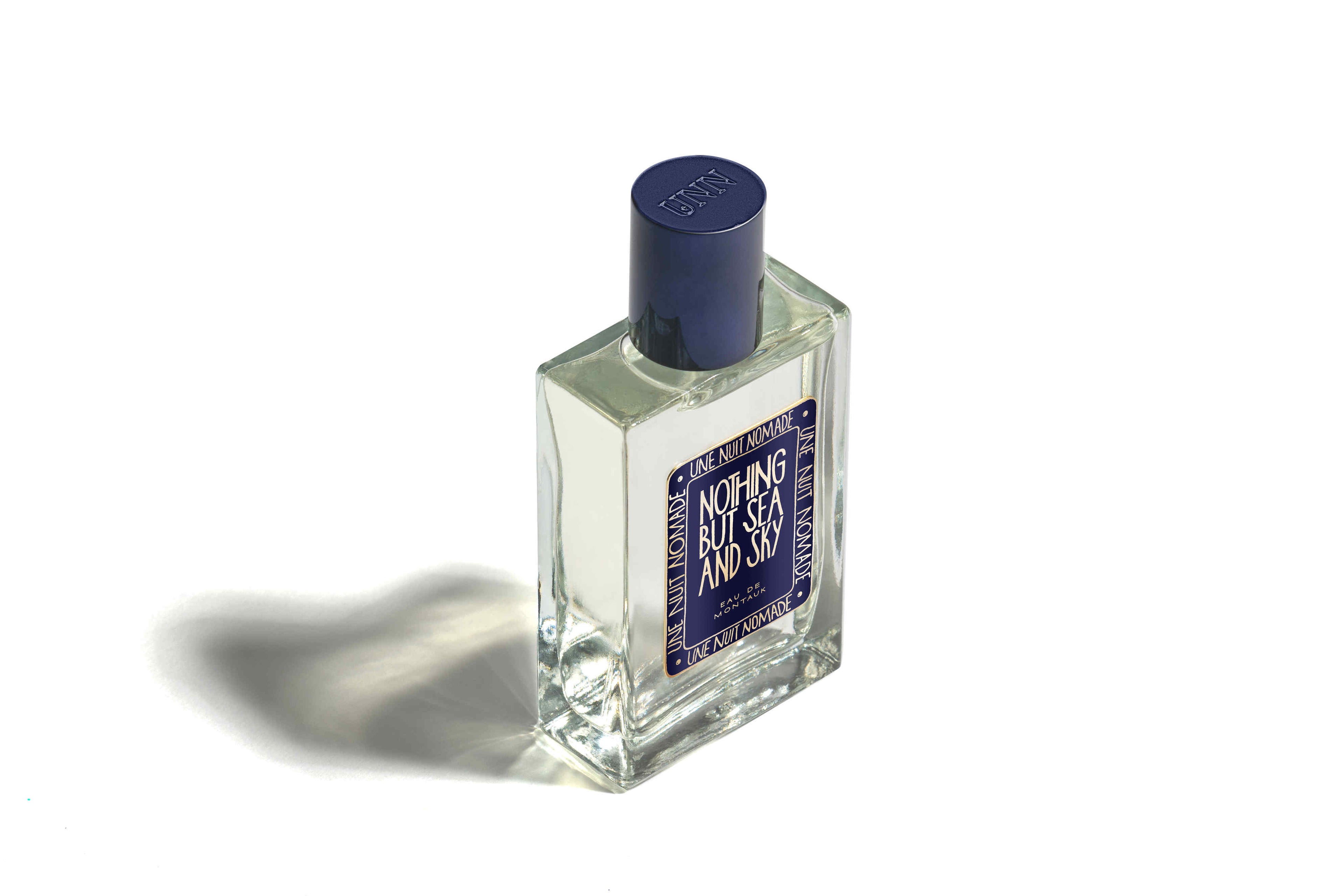 Nothing but Sea and Sky de Une Nuit Nomade, parfum hespéridé boisé musqué aux notes de bergamote, santal et muscs blancs, disponible chez Maison Diaphane à Angers