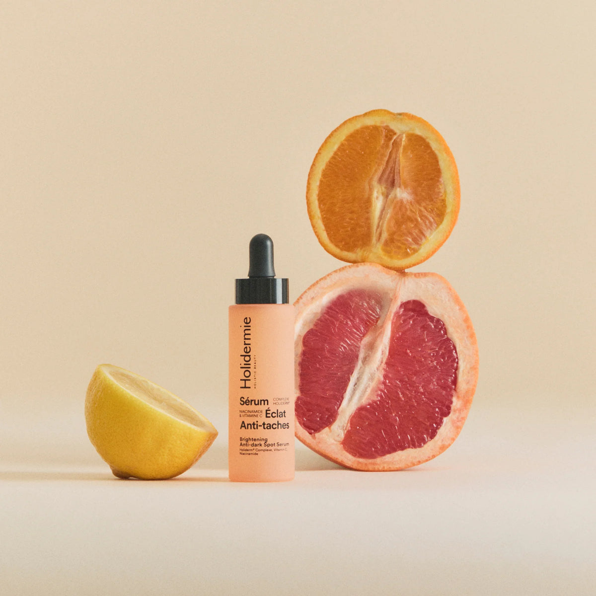 Application du sérum éclat anti-taches - Holidermie | Maison Diaphane