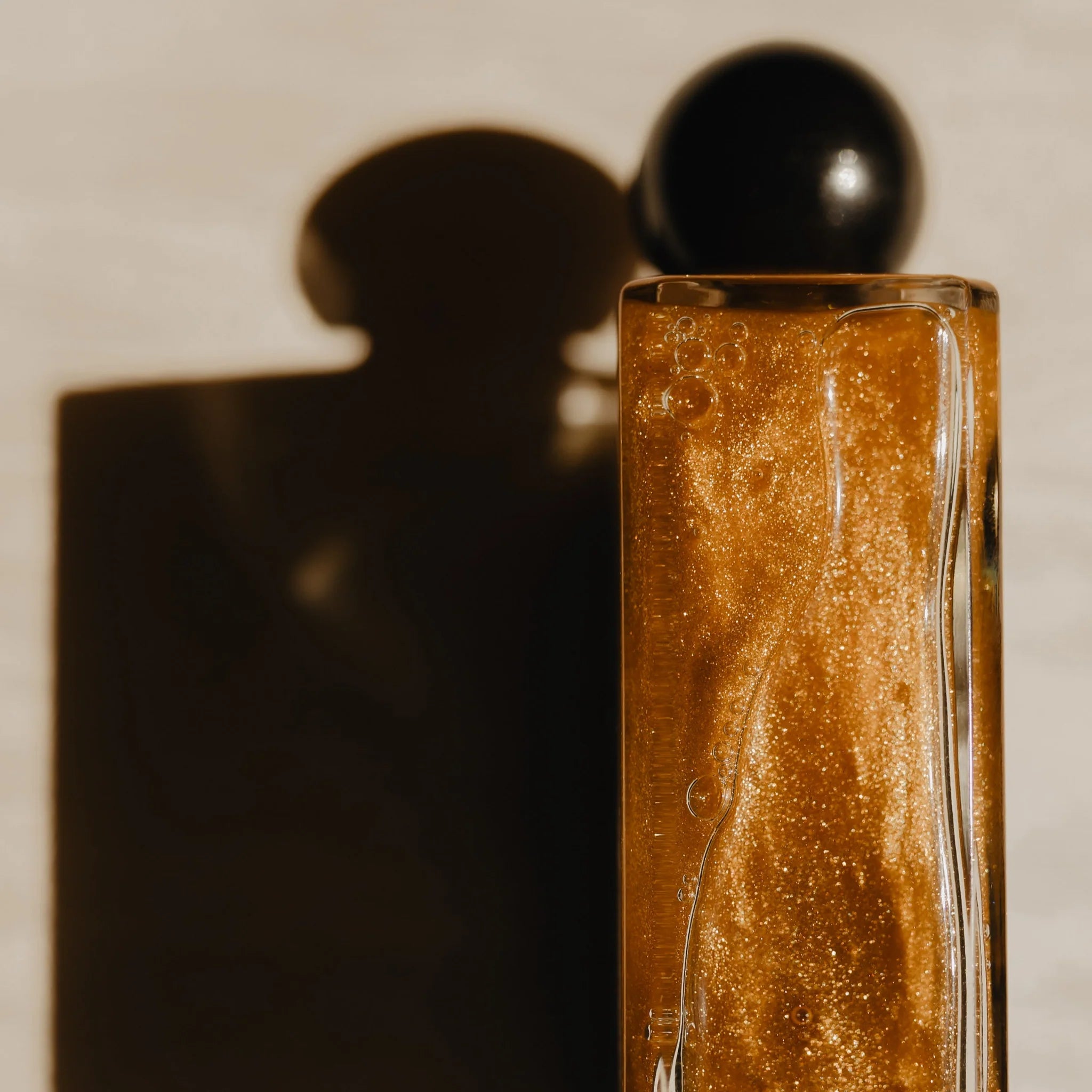 Huile lumineuse SPF30 Zénith Soleil Chéri appliquée sur la peau pour protéger et illuminer corps et cheveux Maison Diaphane