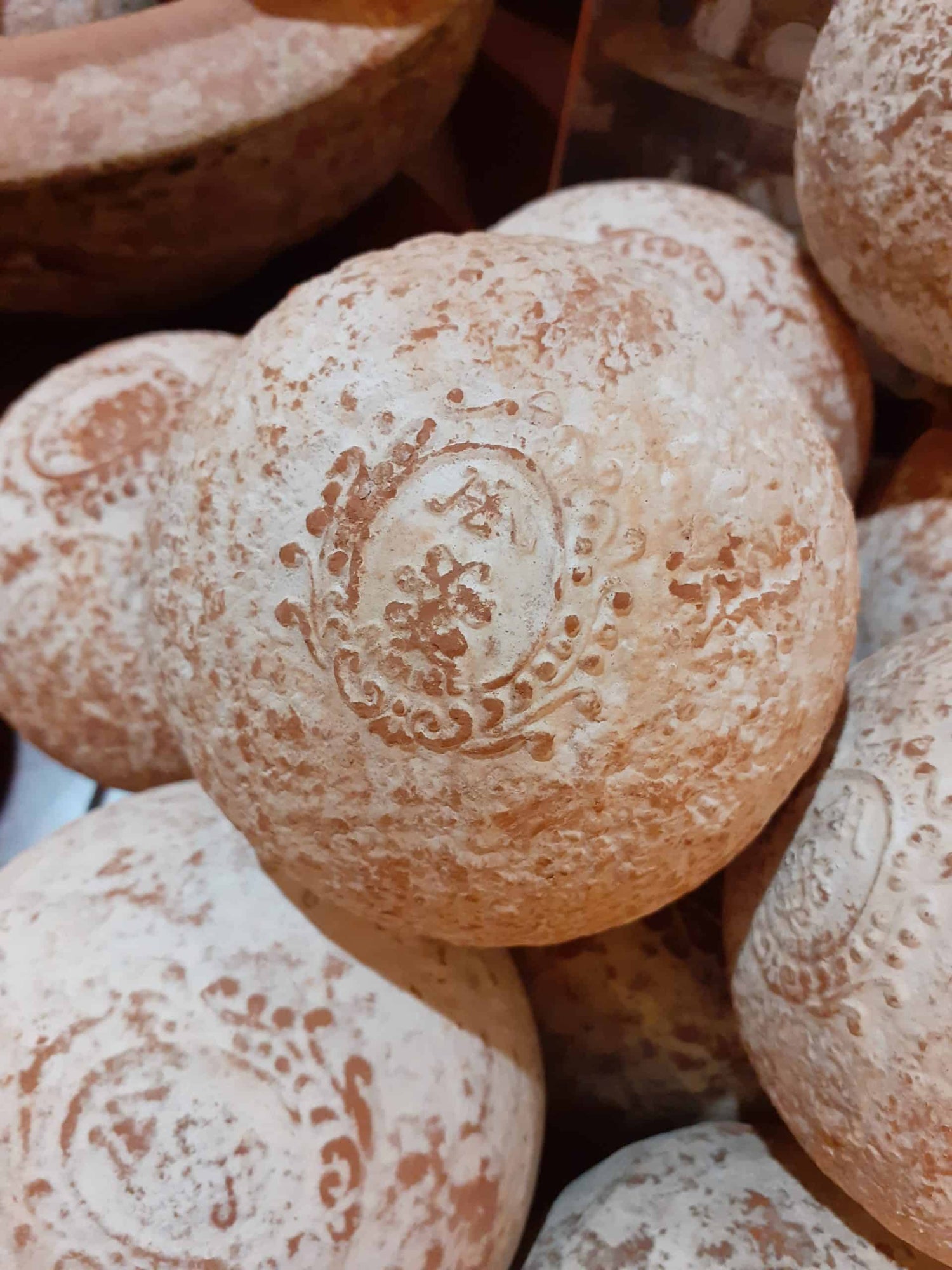 Boule parfumée Ampholia en terre d’Anduze, façonnée à la main et parfumée au miel – une création artisanale du Sud proposée par Maison Diaphane.