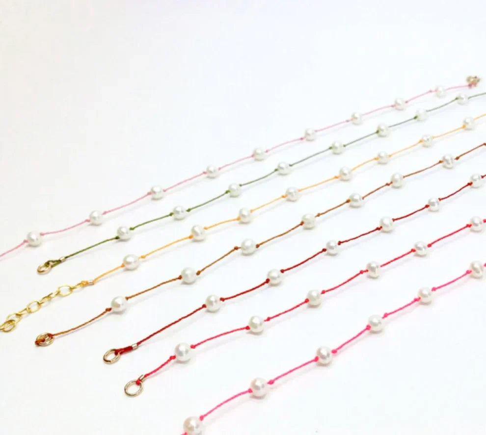 Bijoux Parisrennes – perles naturelles et cordons colorés chez Maison Diaphane