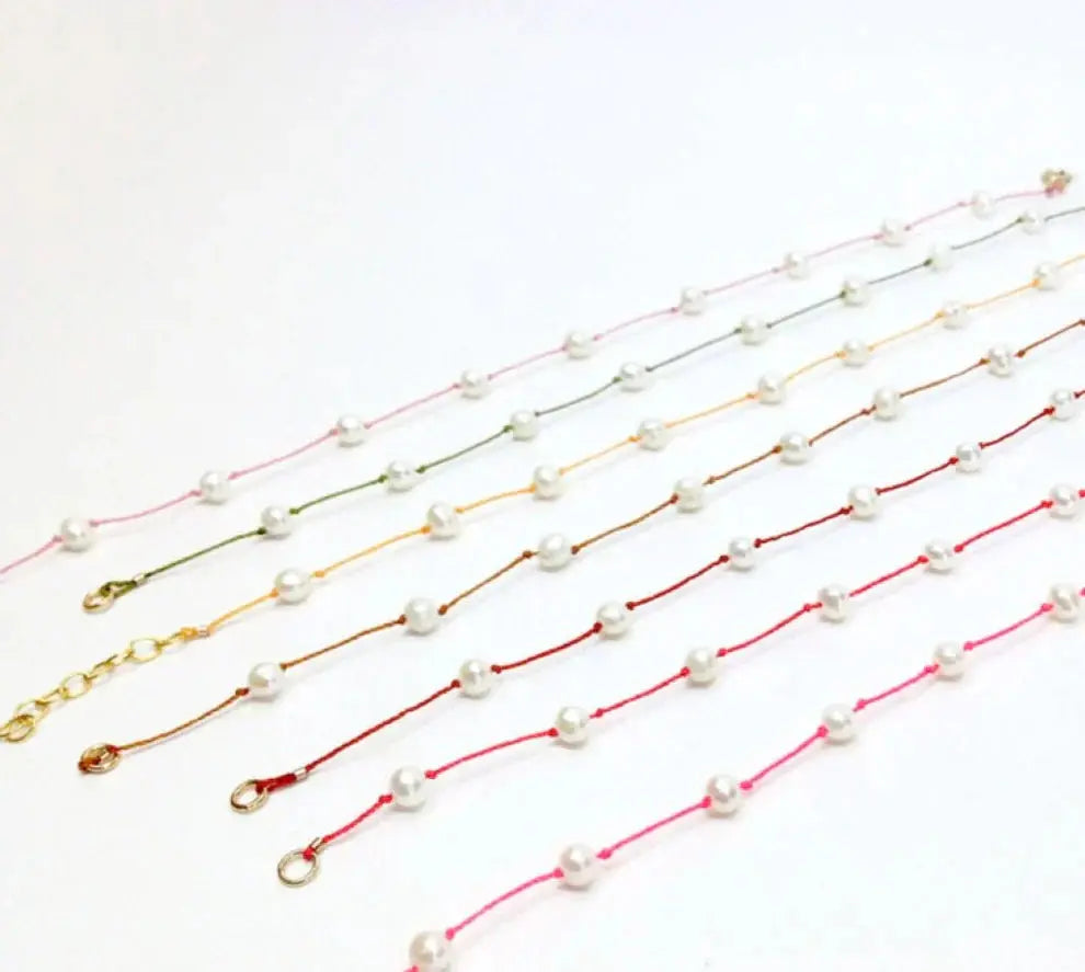 Bijoux Parisrennes – perles naturelles et cordons colorés chez Maison Diaphane