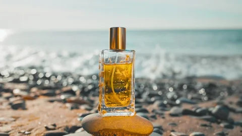 Comment porter un parfum en été sans qu’il ne vire ? Le guide essentiel