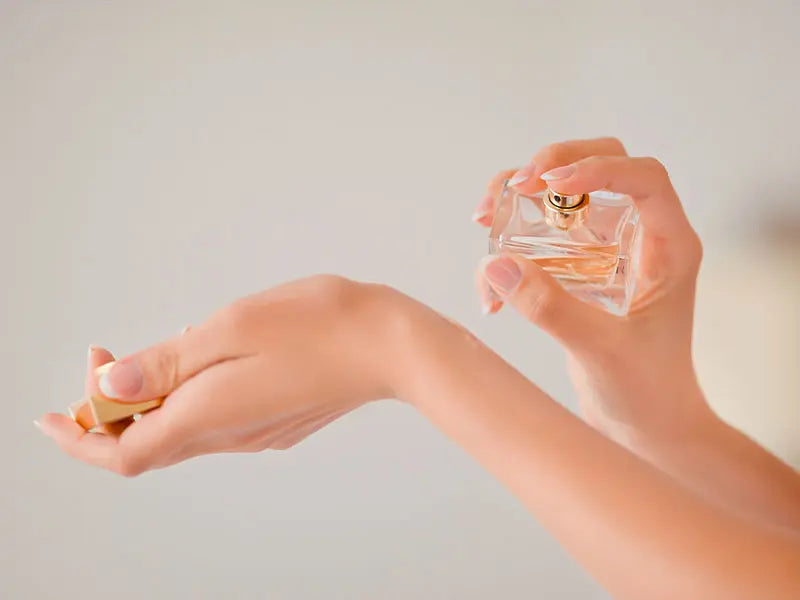 Comment superposer ses parfums ? L’art du layering expliqué simplement