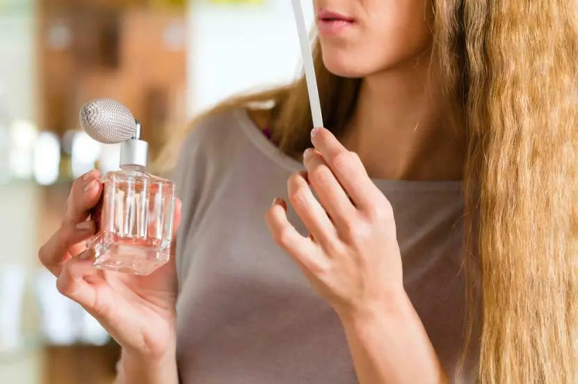 Jeanne découvrant son parfum signature lors d’un diagnostic olfactif chez Maison Diaphane