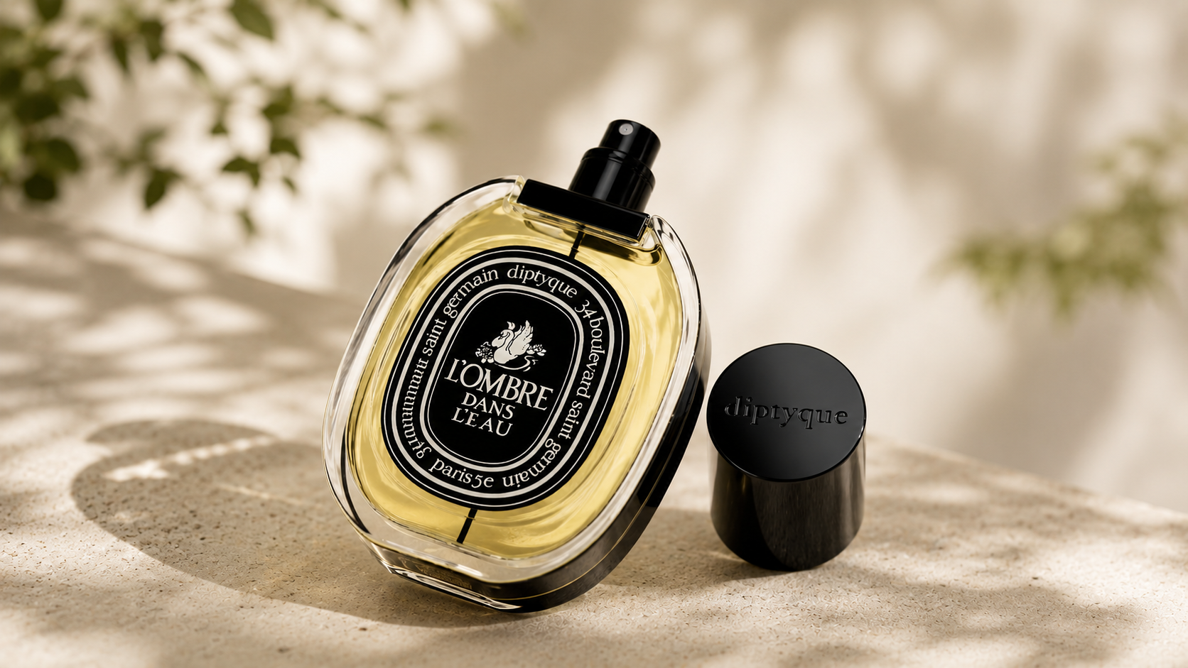 Parfum L’Ombre dans l’Eau de Diptyque dans une mise en scène éditoriale lumineuse et minimaliste sur fond naturel flouté inspiré de l’univers Diptyque – Maison Diaphane