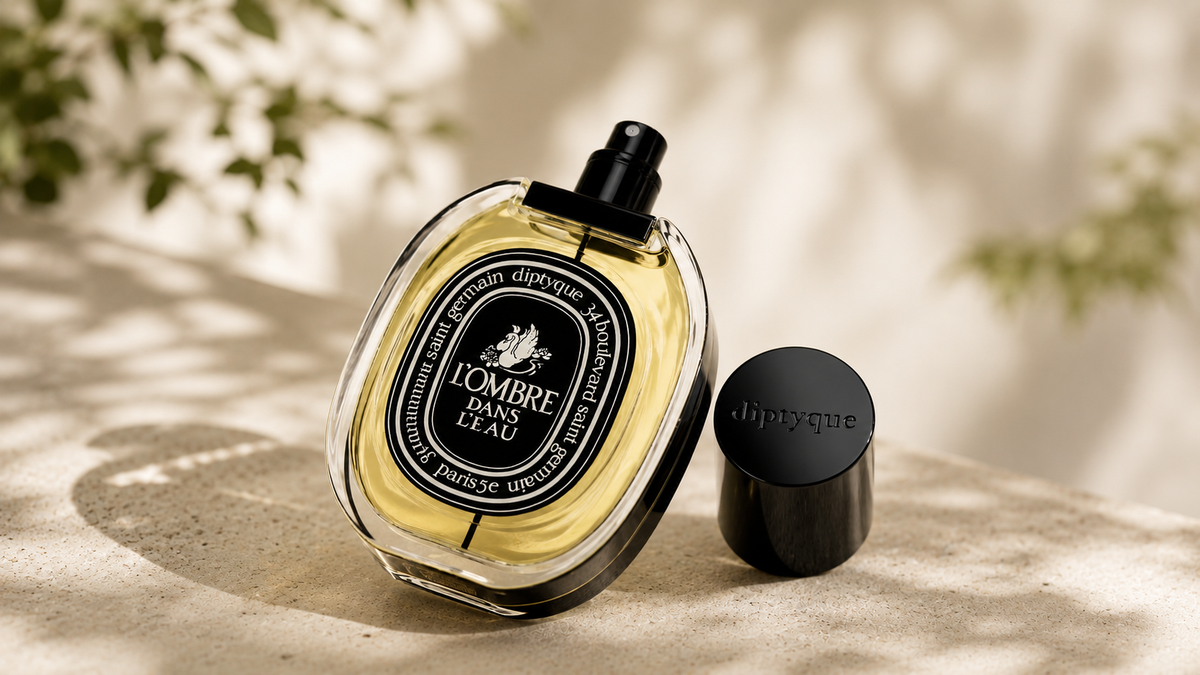 Parfum L’Ombre dans l’Eau de Diptyque dans une mise en scène éditoriale lumineuse et minimaliste sur fond naturel flouté inspiré de l’univers Diptyque – Maison Diaphane