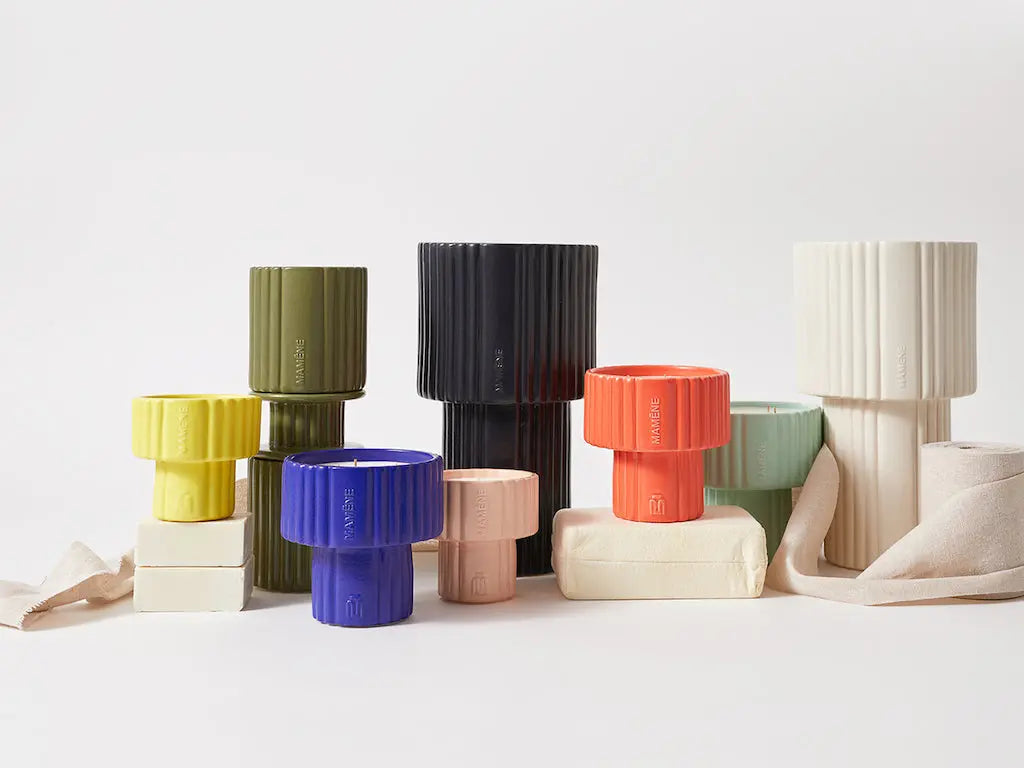 Bougie Maméne en faïence artisanale, parfumée aux senteurs végétales et florales – une création durable et poétique, sélectionnée par Maison Diaphane.