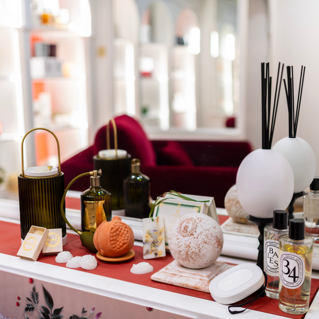 "Sélection de bougies, diffuseurs et parfums d’intérieur des marques Trudon, Diptyque, Carrière Frères et Santa Maria Novella, proposés par Maison Diaphane."