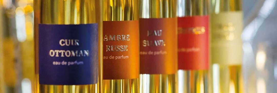 Flacons de parfums Parfum d’Empire révélant l’élégance épurée de la maison, disponibles chez Maison Diaphane.