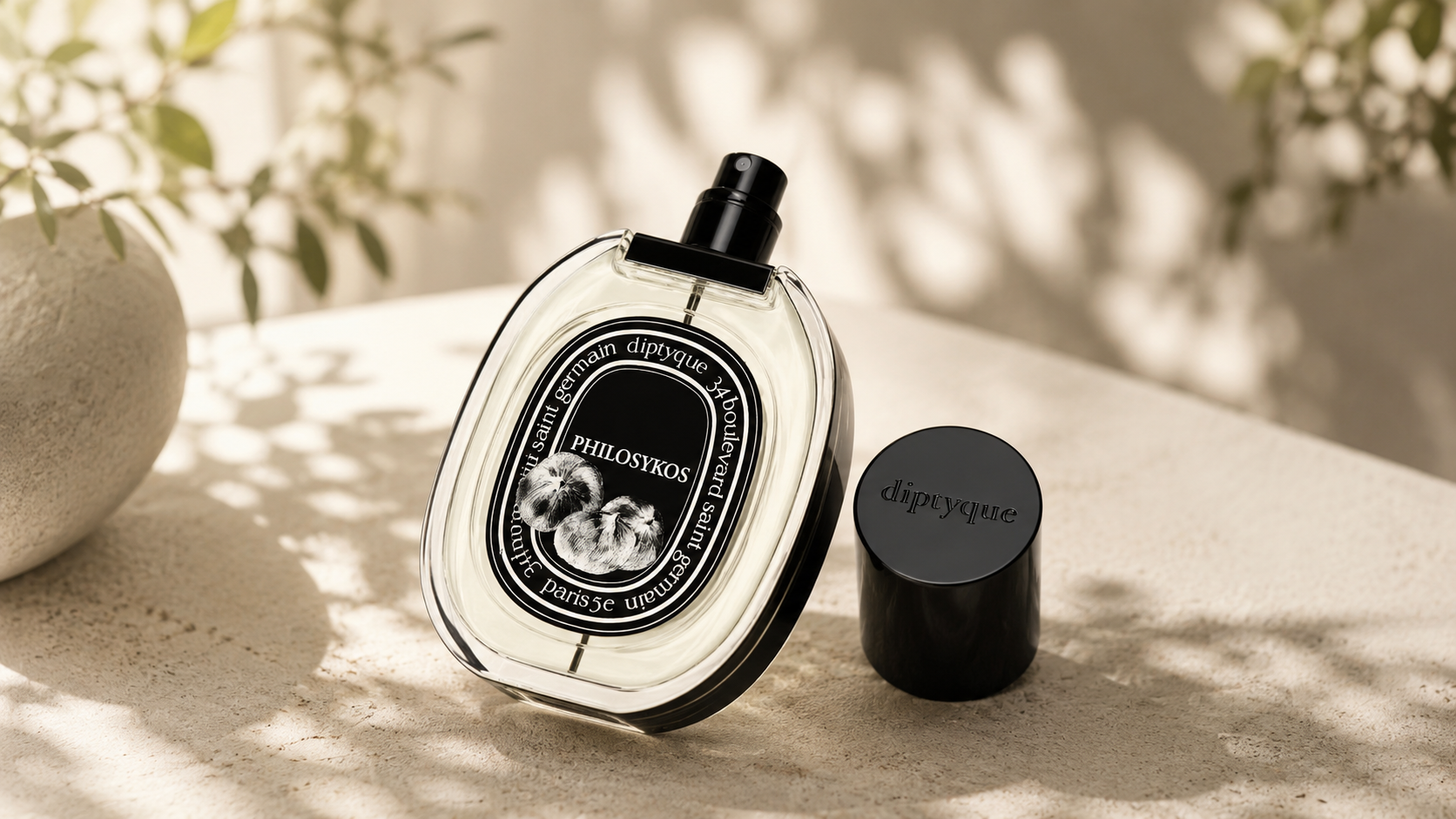 Parfum Philosykos de Diptyque dans une mise en scène éditoriale lumineuse et minimaliste avec fond naturel flouté inspiré de l’univers Diptyque – Maison Diaphane