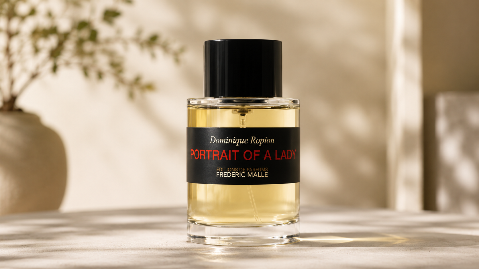 Parfum Portrait of a Lady de Frédéric Malle dans une mise en scène éditoriale lumineuse et minimaliste avec fond naturel flouté inspiré de l’univers Frédéric Malle – Maison Diaphane