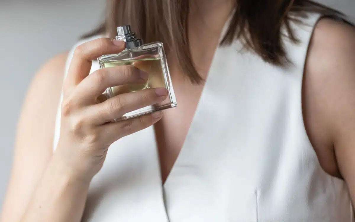 Pourquoi un parfum ne tient pas sur ma peau ? L’accord secret entre la peau, l’émotion et le moment