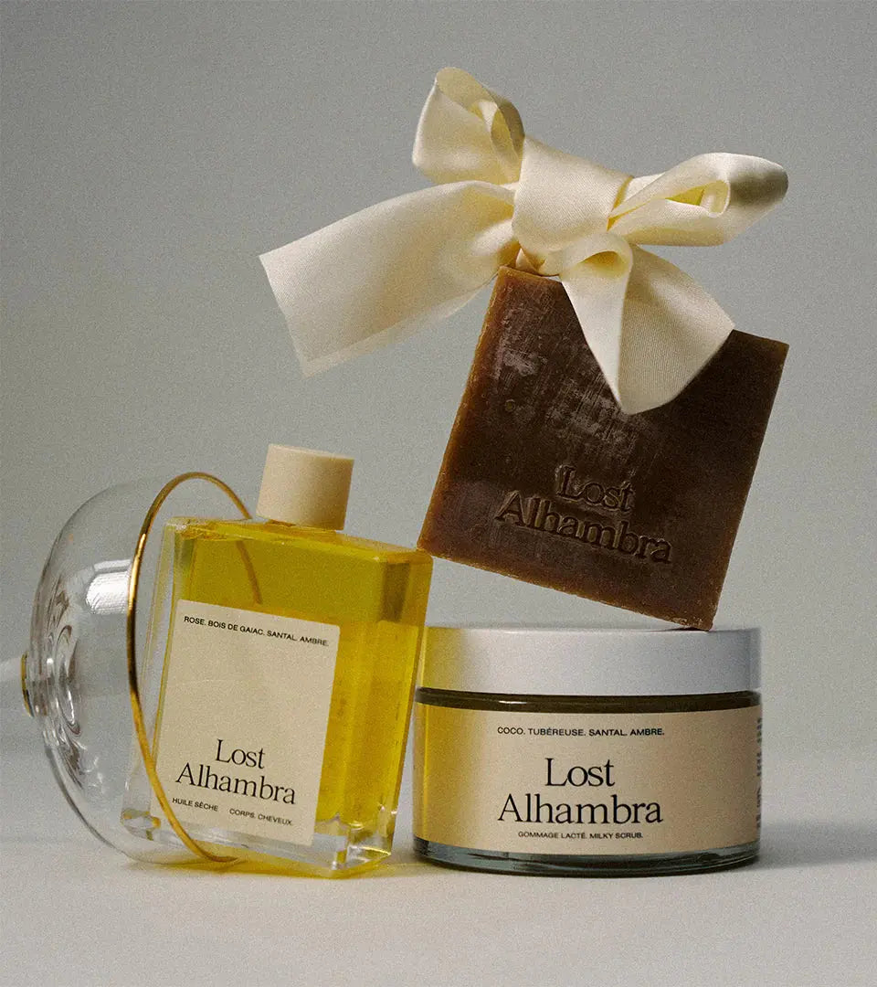 Produits Re.feel posés sur fond doux et lumineux – soins naturels et sensoriels pour le corps, sélection Maison Diaphane.