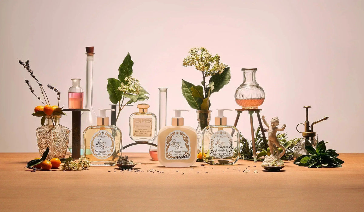"Produits Santa Maria Novella présentés dans un décor raffiné et classique"
