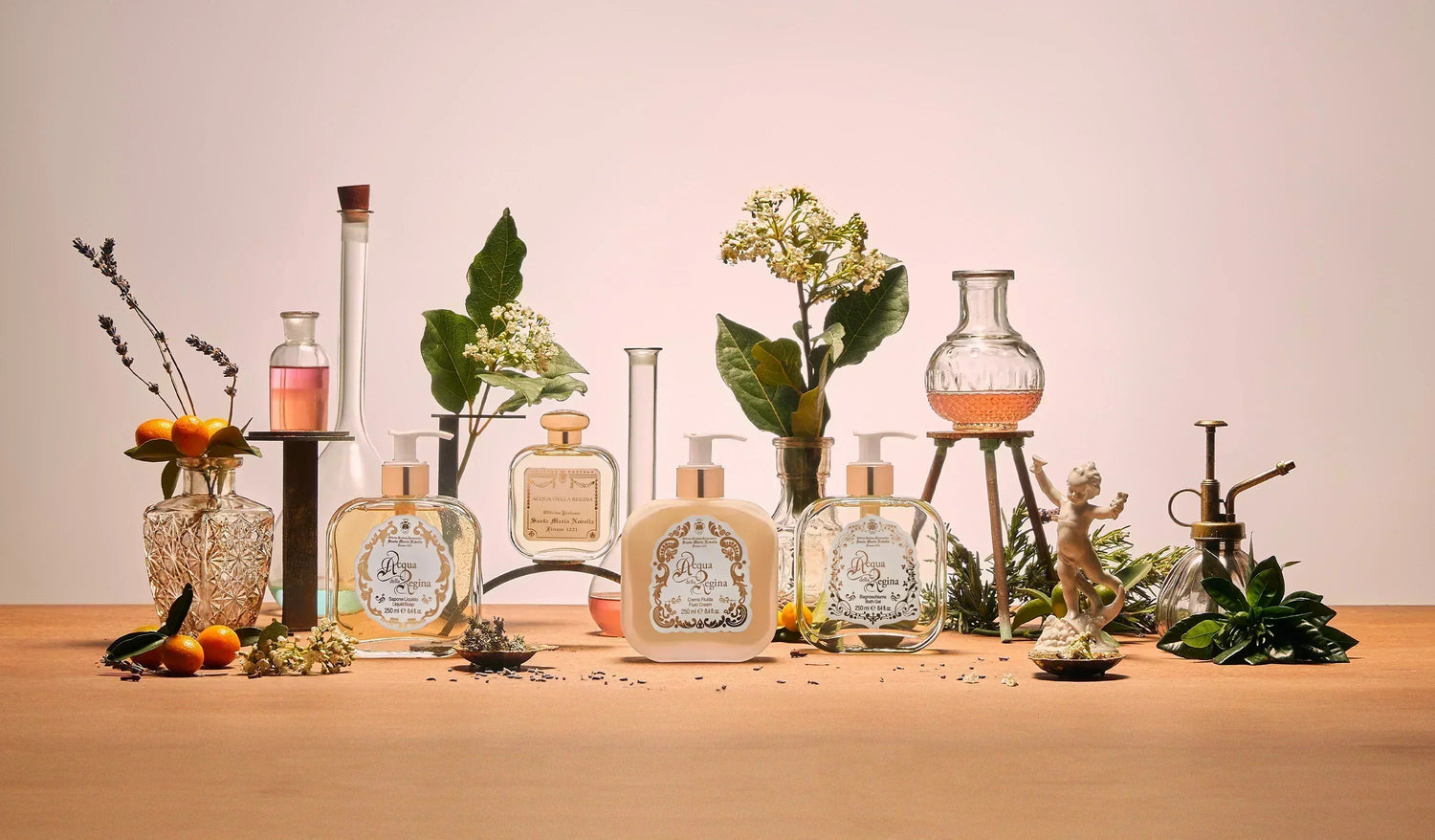 "Produits Santa Maria Novella présentés dans un décor raffiné et classique"