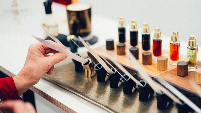 "Sélection de marques de parfums, bougies, soins et accessoires proposée par Maison Diaphane, illustrant l’exclusivité et l’artisanat."