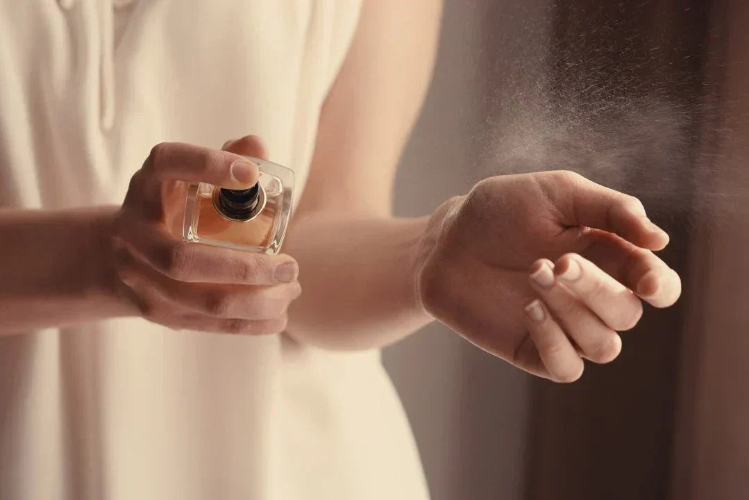 "Sélection de parfums féminins tendance 2025 : boisés, floraux, gourmands et unisexes, présentés dans l’univers élégant de Maison Diaphane."