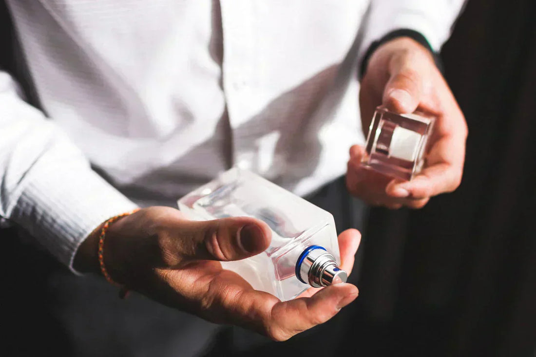 "Sélection de parfums masculins tendance 2025 : boisés, épicés et aromatiques, présentés dans l’univers élégant de Maison Diaphane."