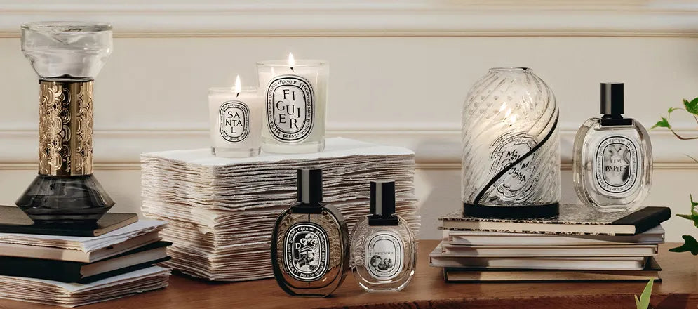 "Flacons et bougies Diptyque en lumière douce dans un décor raffiné, ambiance sensorielle chic."