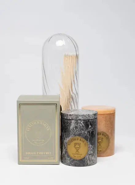 Bougie parfumée Venetico Marina en marbre sculpté, hommage à la Méditerranée. Une création lumineuse et raffinée sélectionnée par Maison Diaphane.