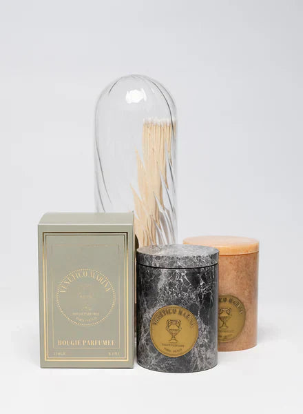 Bougie parfumée Venetico Marina en marbre sculpté, hommage à la Méditerranée. Une création lumineuse et raffinée sélectionnée par Maison Diaphane.