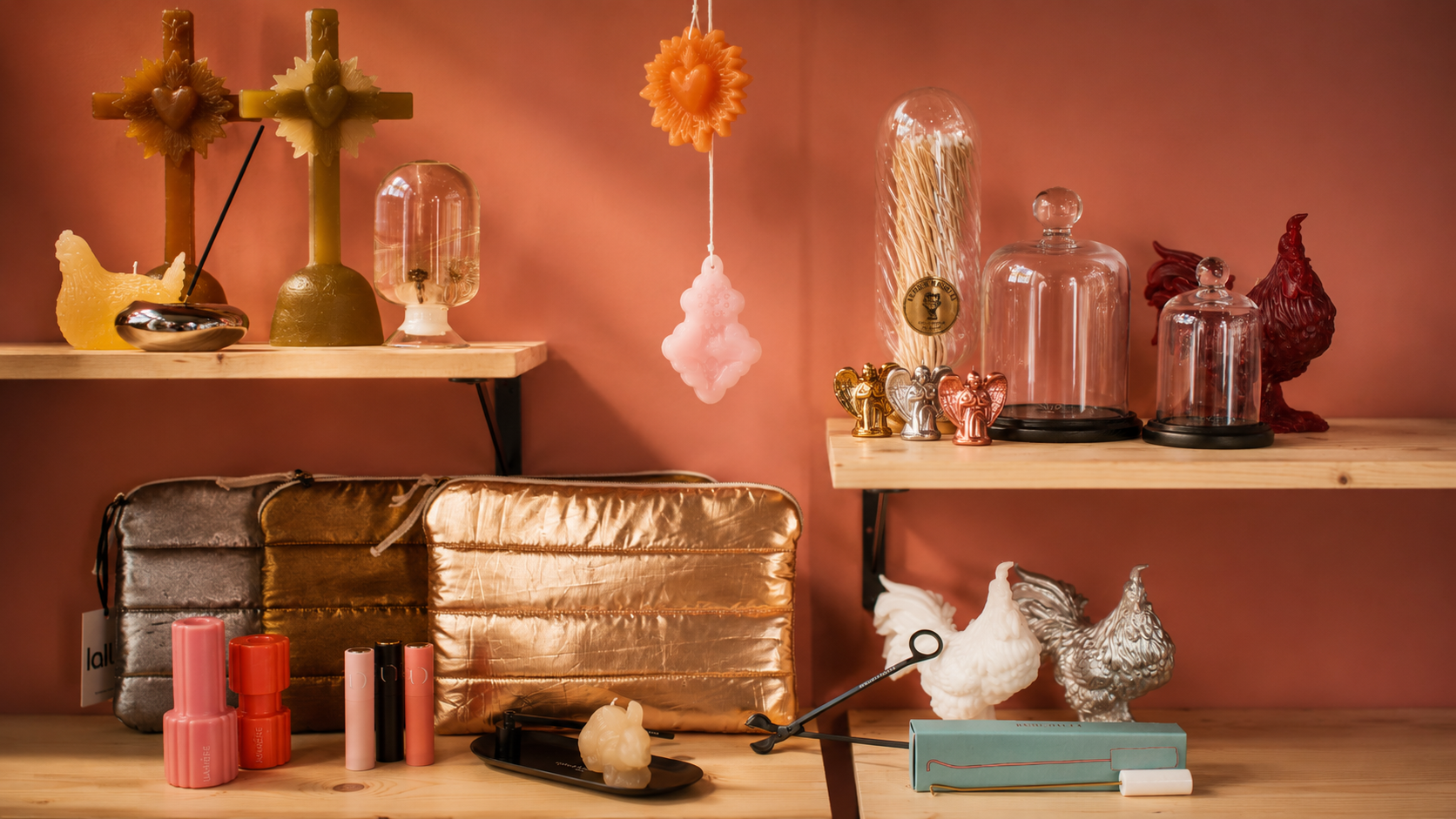Accessoires parfumés et objets d’art de vivre sélectionnés par Maison Diaphane : cloches de verre, éteignoirs, allumettes parfumées et créations décoratives Maison Diaphane