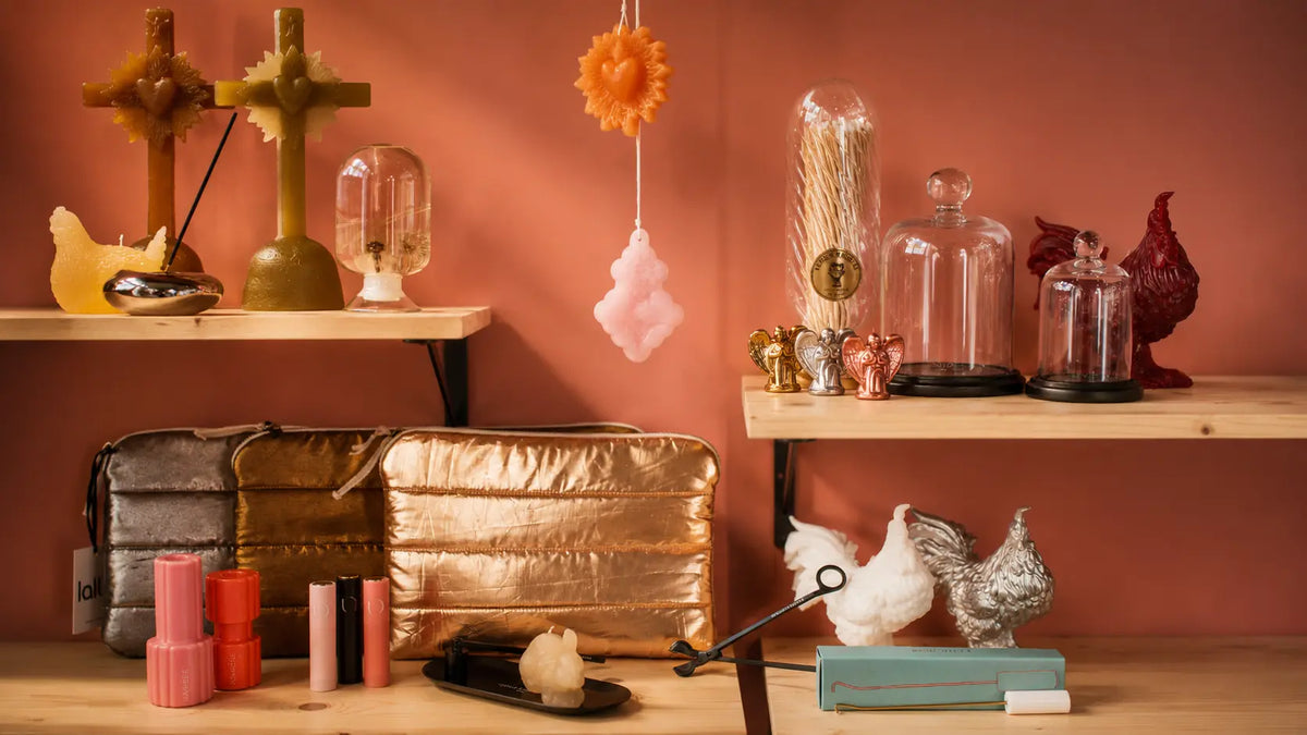 Accessoires parfumés et objets d’art de vivre sélectionnés par Maison Diaphane : cloches de verre, éteignoirs, allumettes parfumées et créations décoratives Maison Diaphane
