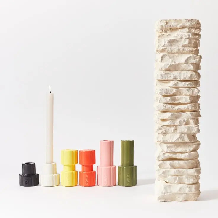 Bougeoirs Totem – faïence artisanale jaune citron et orange corail – vue 4 - Mamène | Maison Diaphane