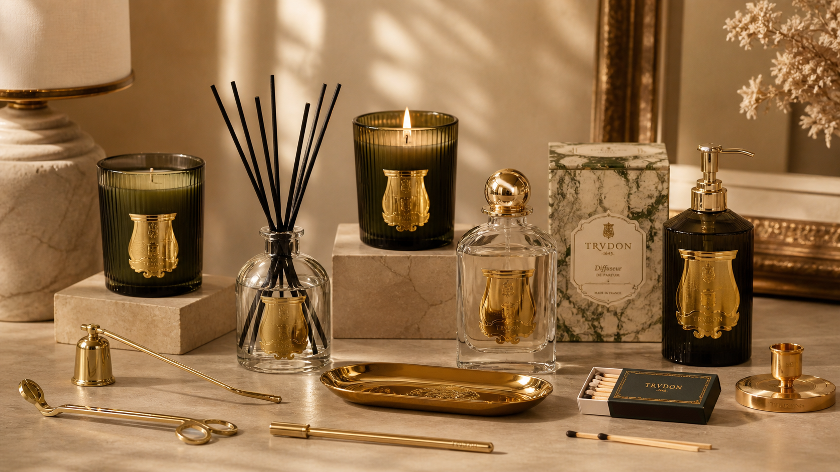 Accessoires Trudon présentés chez Maison Diaphane, parfumerie de niche à Angers, avec cloche en verre et éteignoir pour bougies parfumées