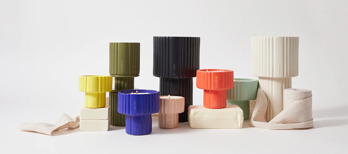 Bougie "Podium Medium", orange corail - YVON : Cèdre de Virginie, Santal, Cuir Ambré - MAMÈNE
