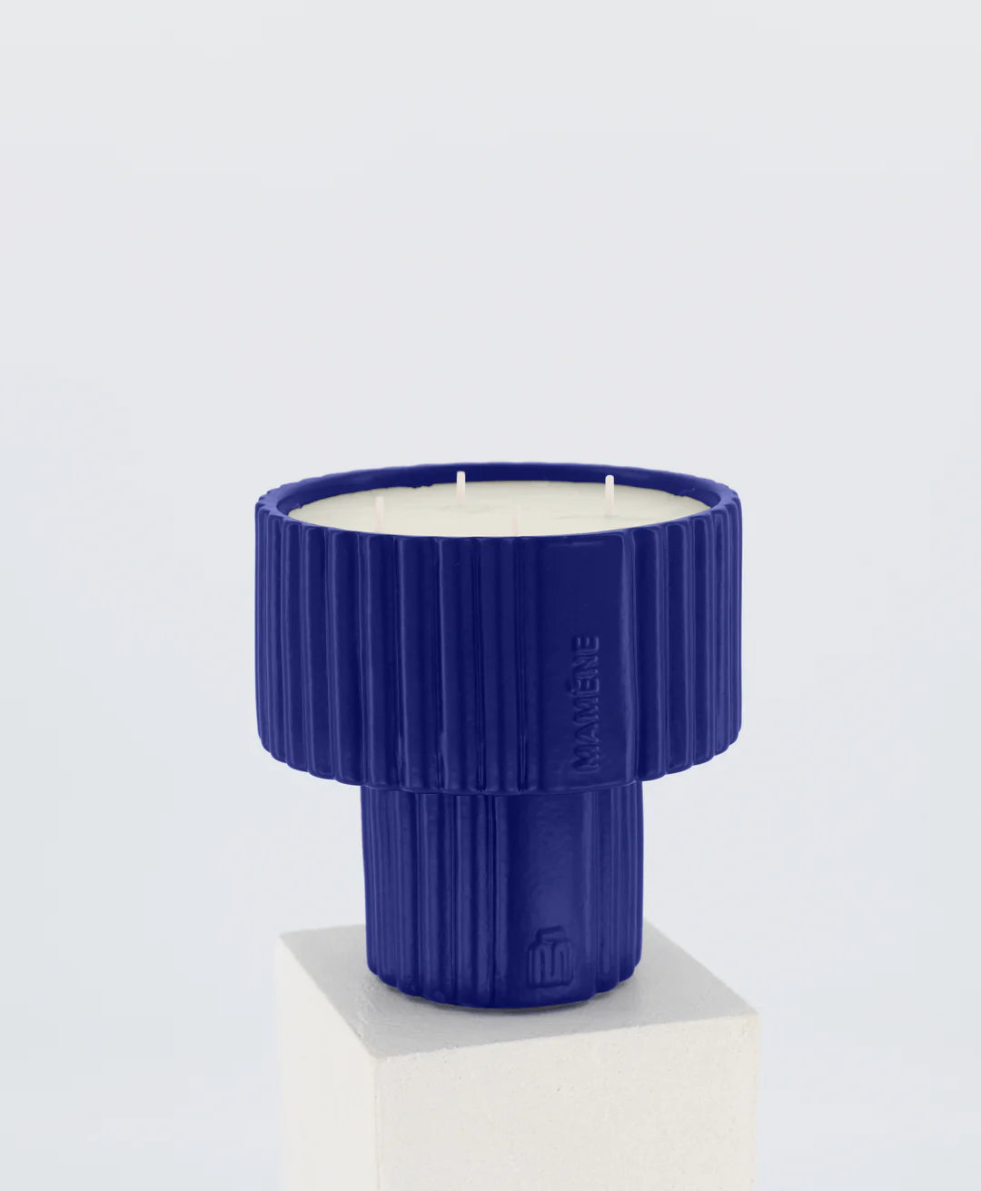 "Bougie Podium Large bleu cobalt - ROSA : Tubéreuse, Petit grain, Jasmin" - MAMÈNE